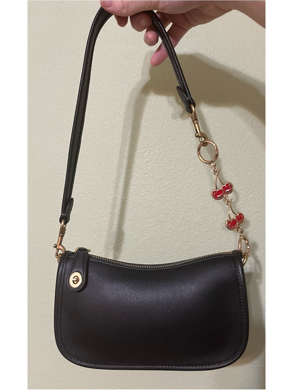 Coach Swinger 20 in Black/Brass!